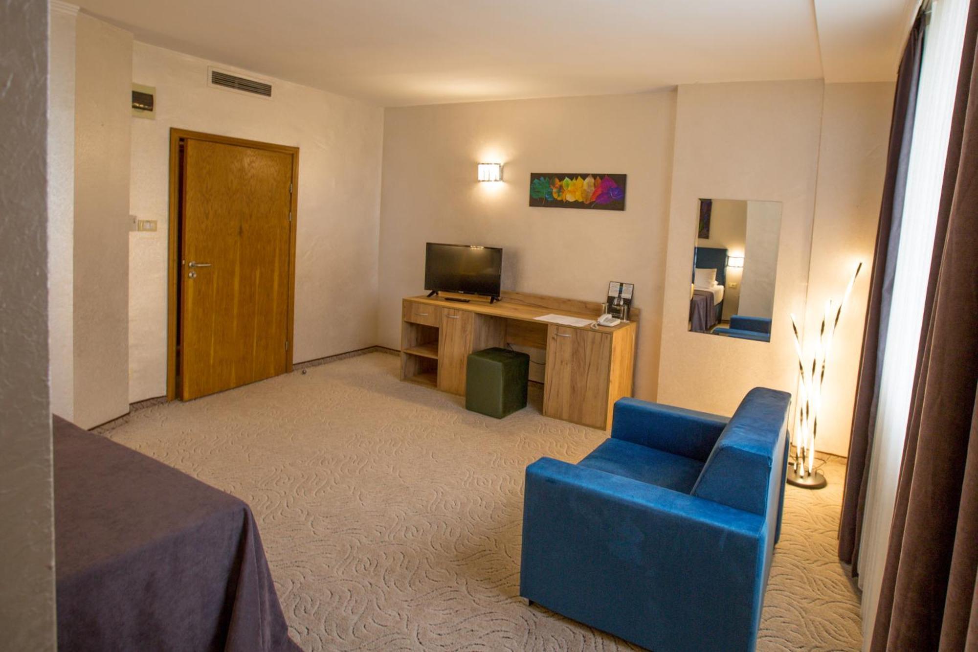Terra Europe Brontes Hotel Targovichté Extérieur photo