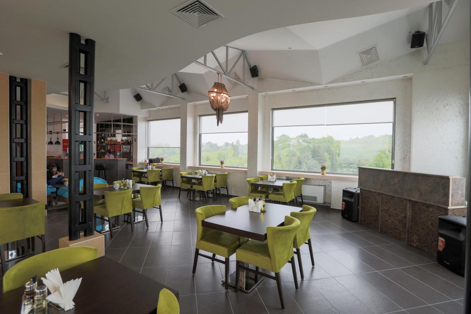 Terra Europe Brontes Hotel Targovichté Extérieur photo