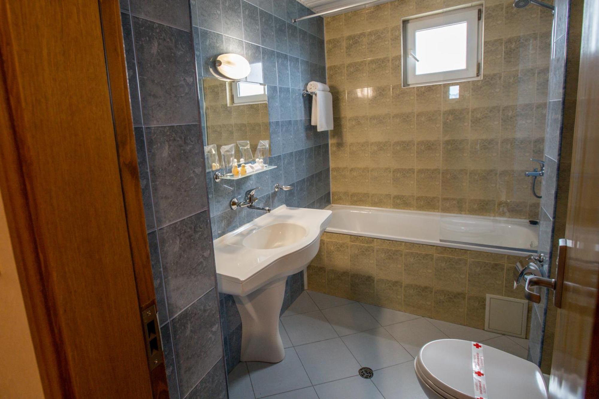 Terra Europe Brontes Hotel Targovichté Extérieur photo