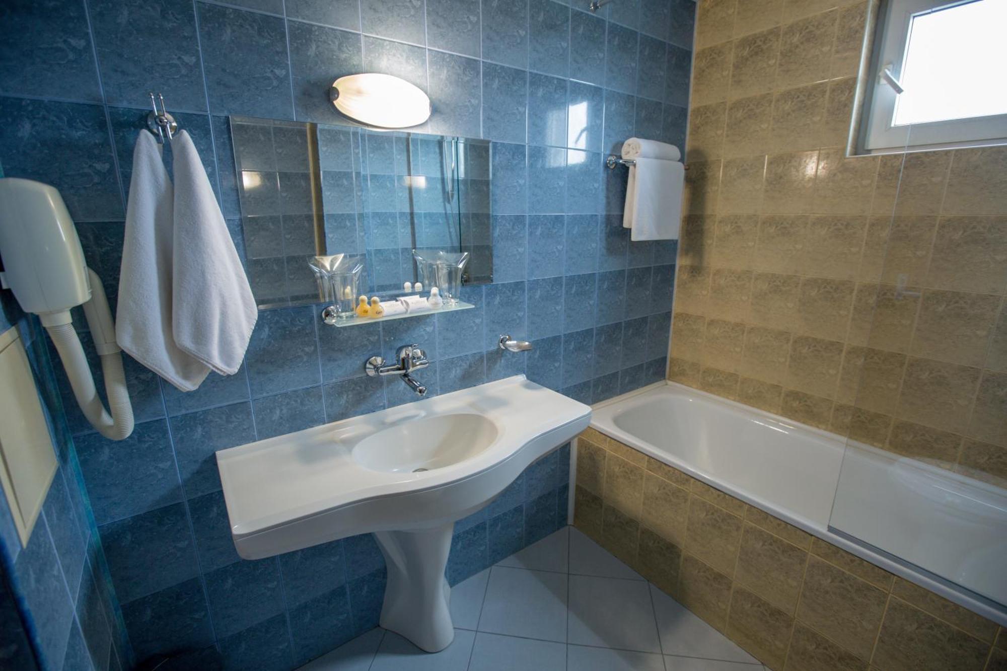 Terra Europe Brontes Hotel Targovichté Extérieur photo
