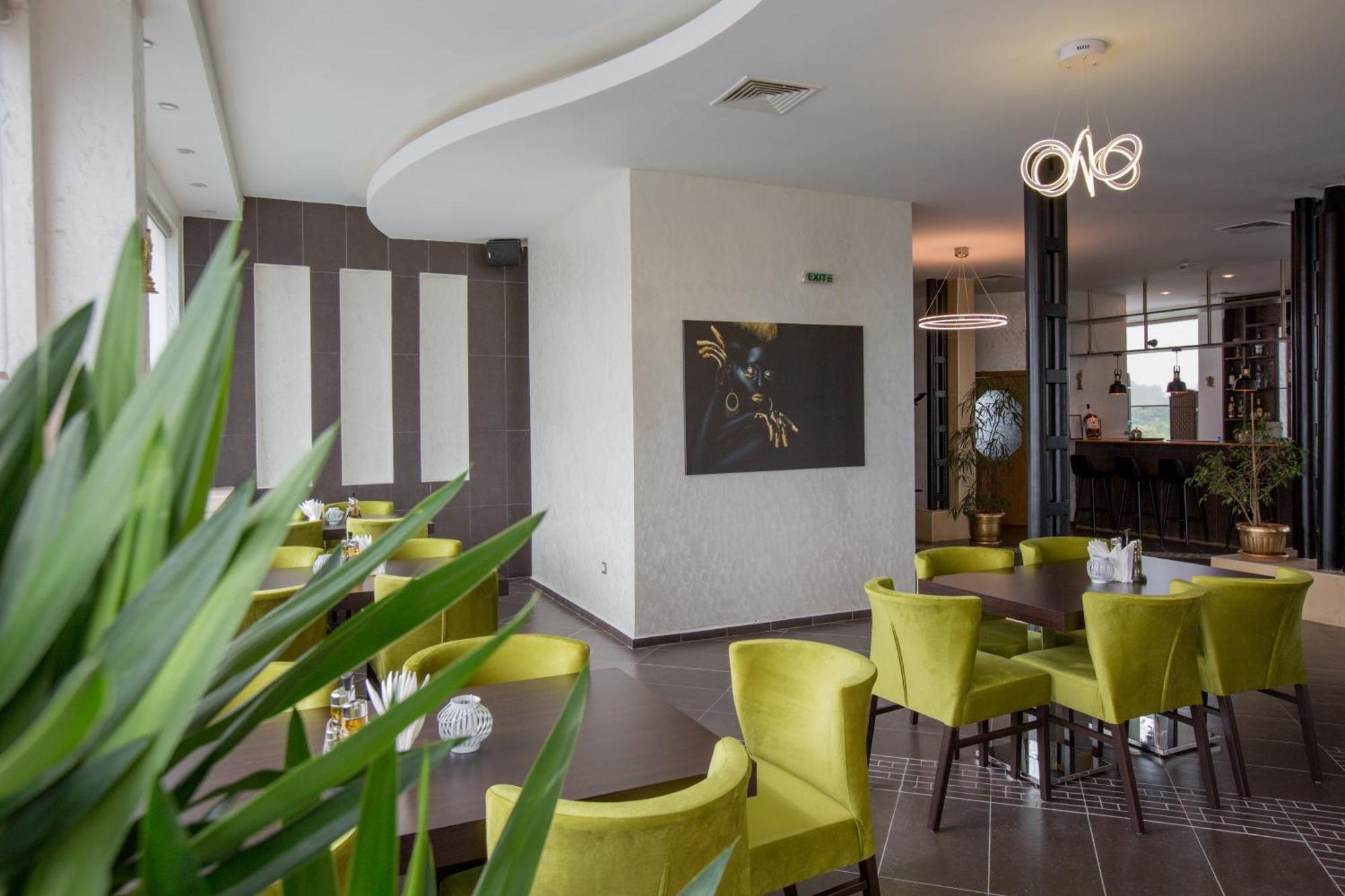 Terra Europe Brontes Hotel Targovichté Extérieur photo