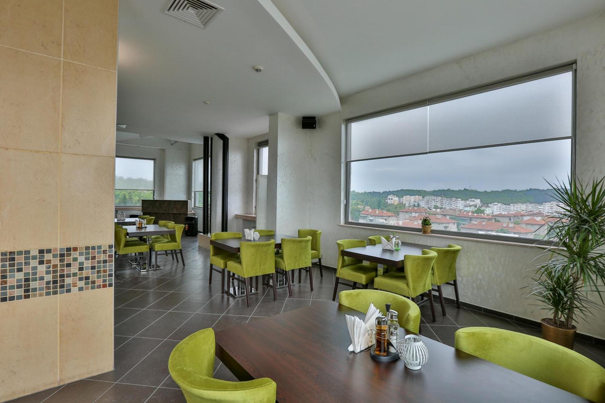 Terra Europe Brontes Hotel Targovichté Extérieur photo