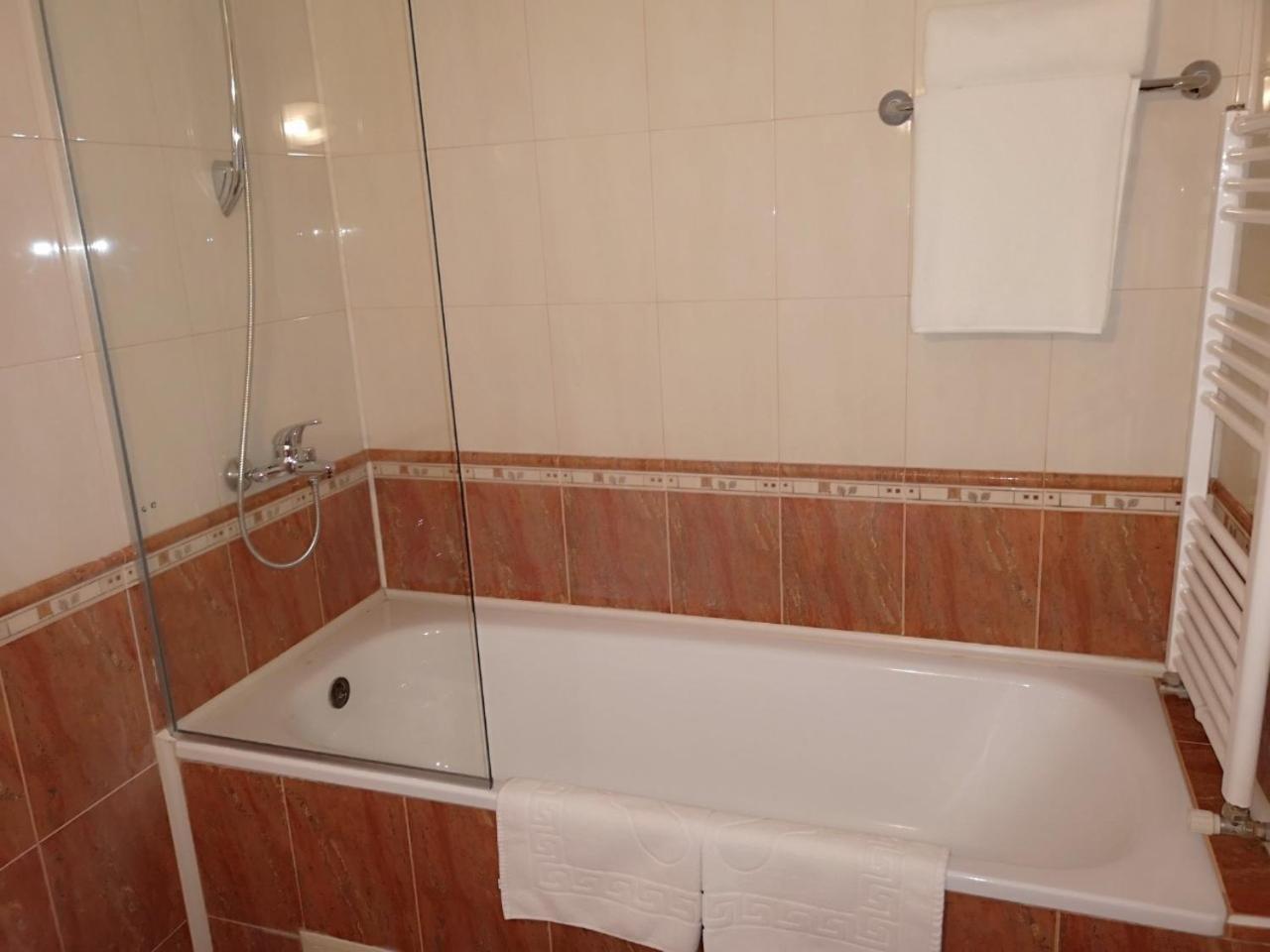 Terra Europe Brontes Hotel Targovichté Extérieur photo