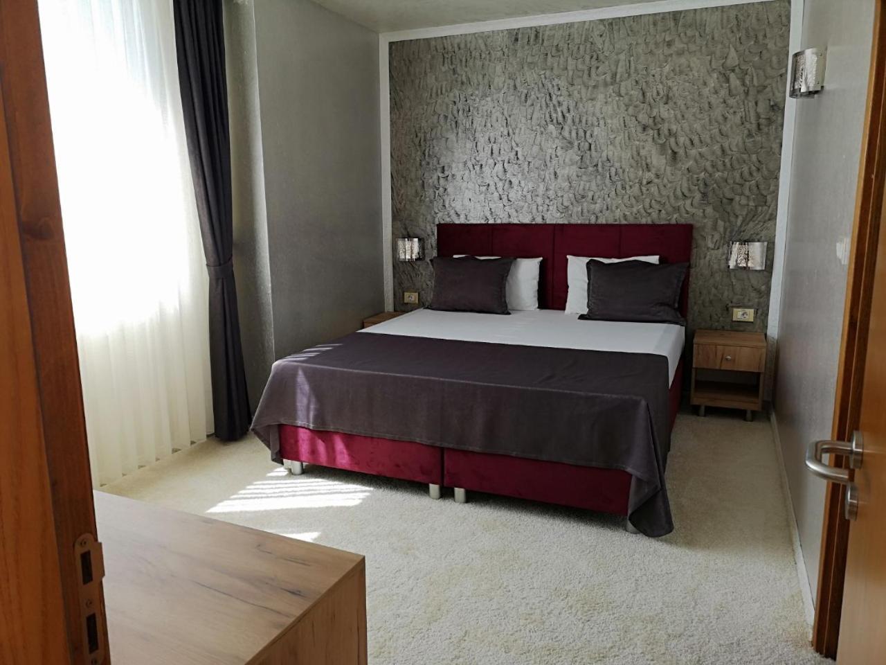 Terra Europe Brontes Hotel Targovichté Extérieur photo