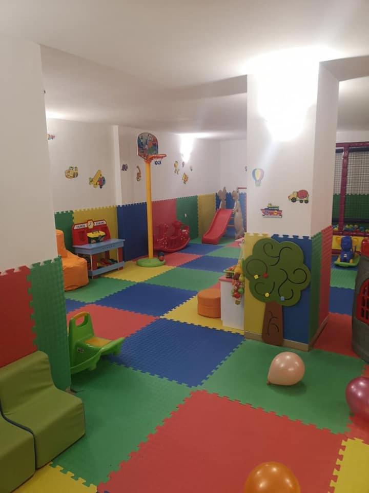 Terra Europe Brontes Hotel Targovichté Extérieur photo