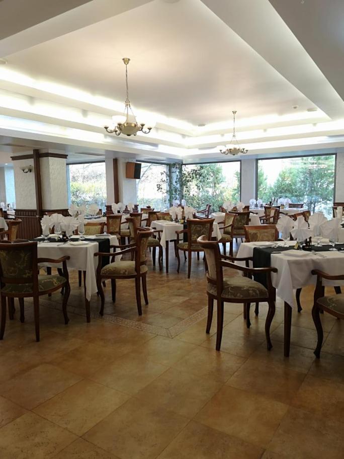 Terra Europe Brontes Hotel Targovichté Extérieur photo