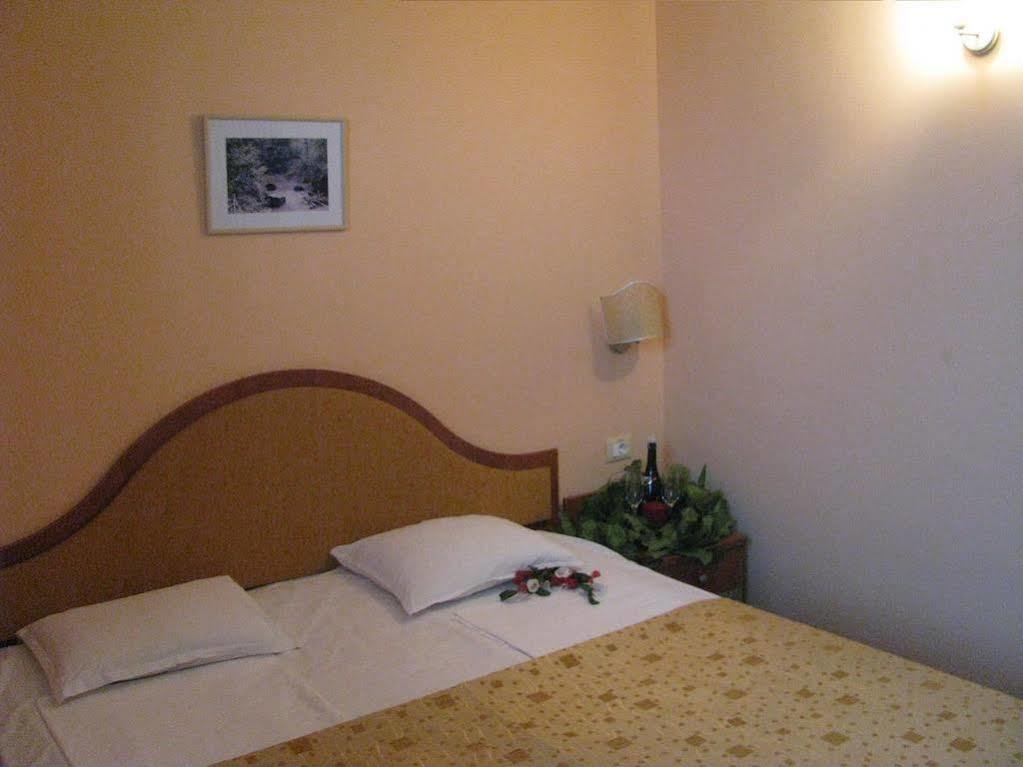 Terra Europe Brontes Hotel Targovichté Extérieur photo