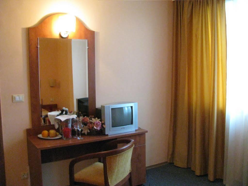 Terra Europe Brontes Hotel Targovichté Extérieur photo