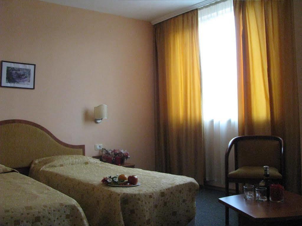 Terra Europe Brontes Hotel Targovichté Extérieur photo