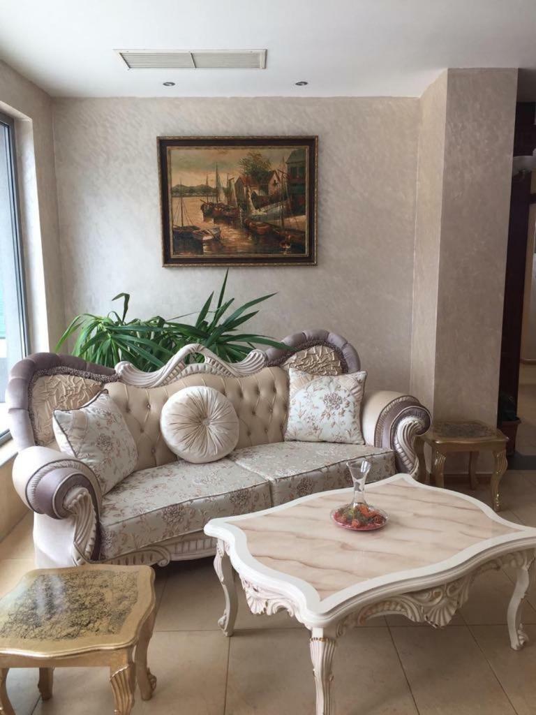 Terra Europe Brontes Hotel Targovichté Extérieur photo