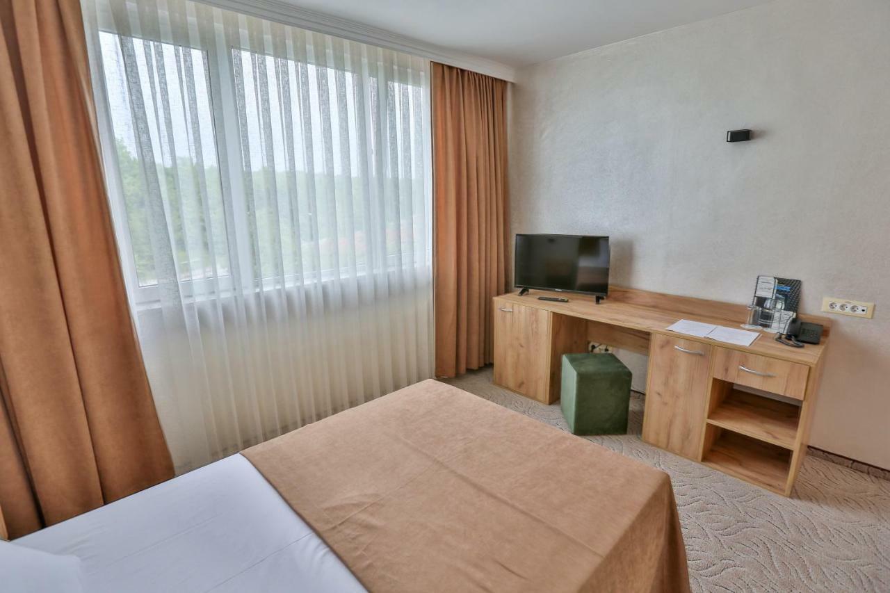 Terra Europe Brontes Hotel Targovichté Extérieur photo
