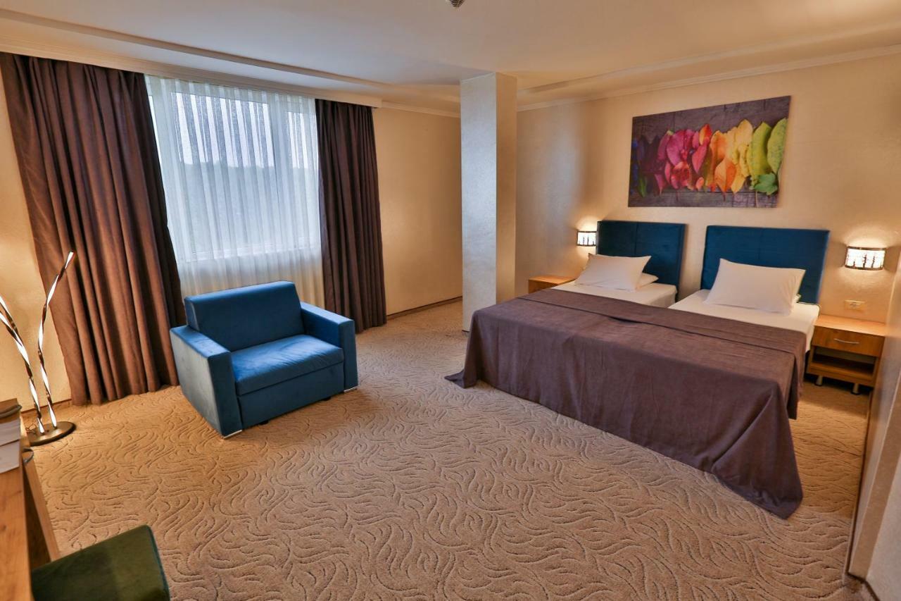 Terra Europe Brontes Hotel Targovichté Extérieur photo