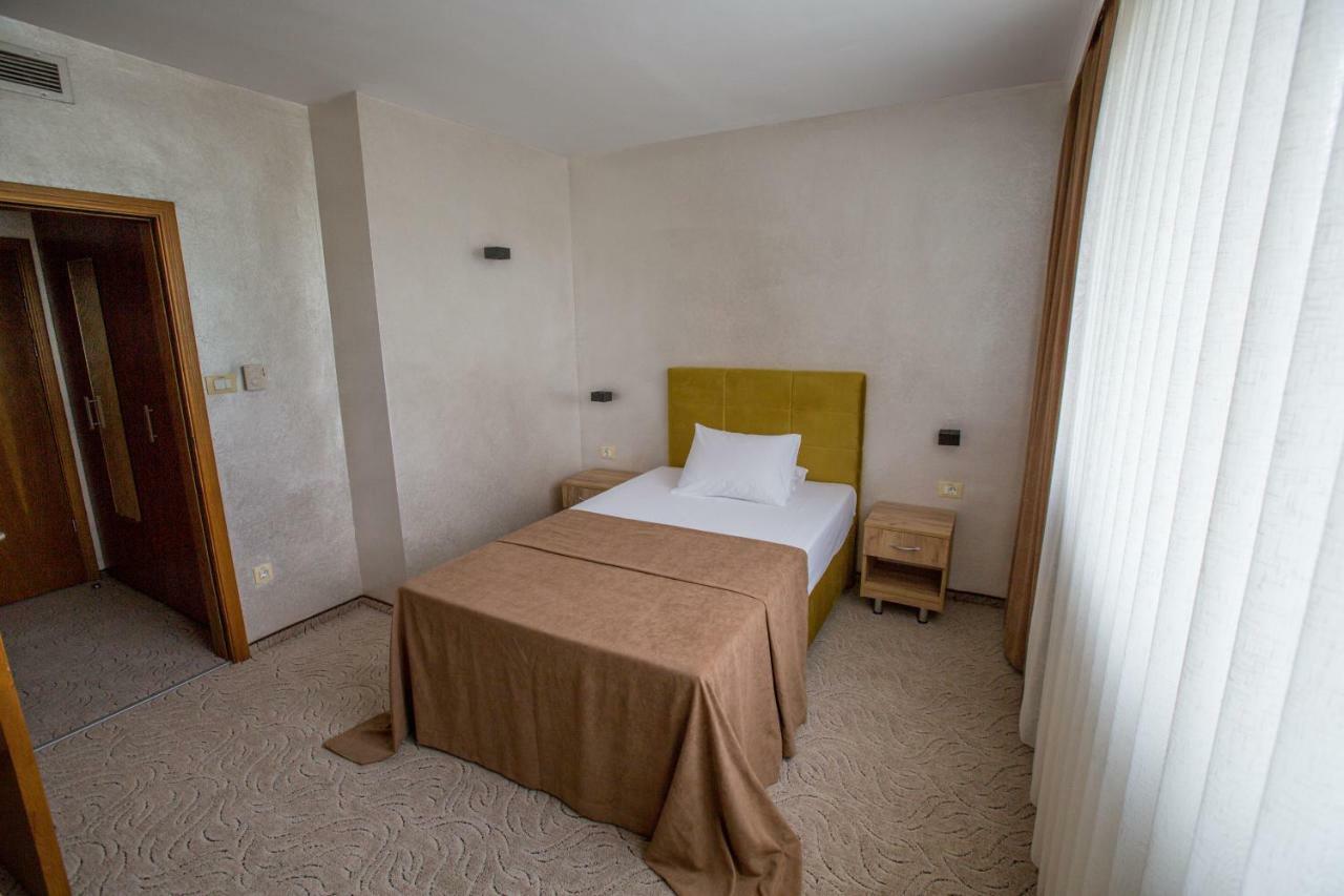 Terra Europe Brontes Hotel Targovichté Extérieur photo