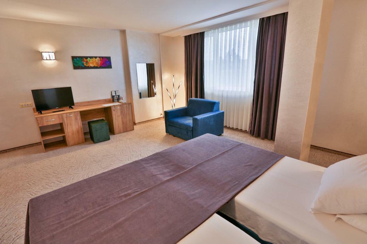 Terra Europe Brontes Hotel Targovichté Extérieur photo