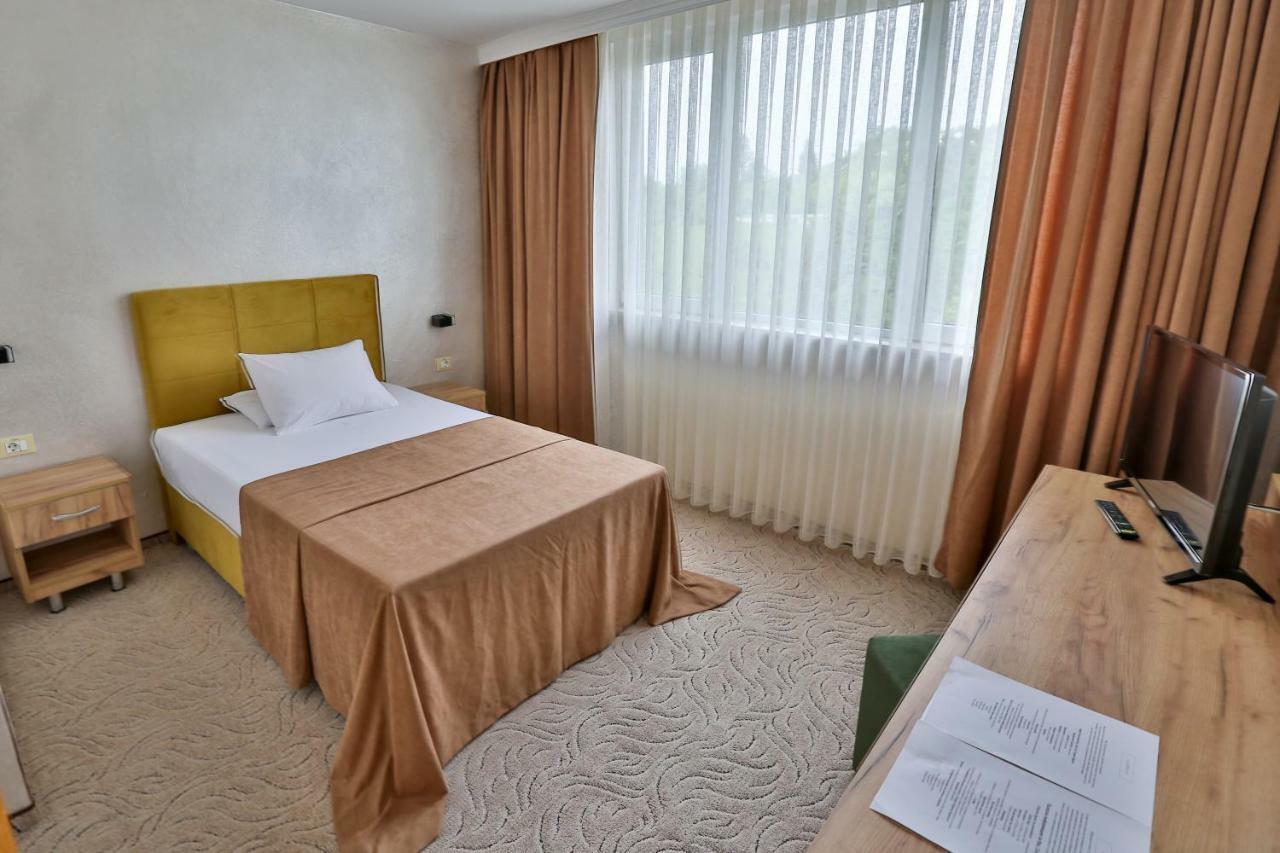 Terra Europe Brontes Hotel Targovichté Extérieur photo