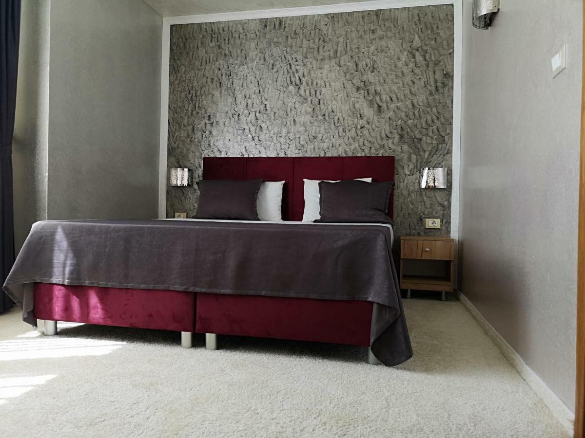 Terra Europe Brontes Hotel Targovichté Extérieur photo